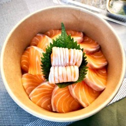 Mama’s salmon อาหารญี่ปุ่น ซูชิ ข้าวหน้าปลาดิบ สลัด