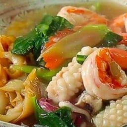 ราดหน้ารวมมิตรทะเลเส้นใหญ่