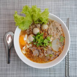 ก๋วยเตี๋ยวต้มยำน้ำใส หมูรวม ไข่ออนเซ็น