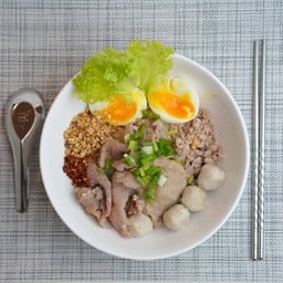 ก๋วยเตี๋ยวต้มยำ หมูรวม+ไข่ออนเซ็น แห้ง