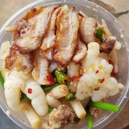 ยำเล็บมือไหลบัว โรยหน้าคอหมูอบ