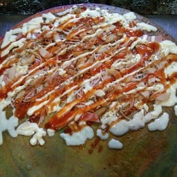 พิซซ่า+เบคอน+แฮม+ปูอัด+ไส้กรอก+ชีส+ผงอาริกาโน่+ราดมายอง+ซอสพริก