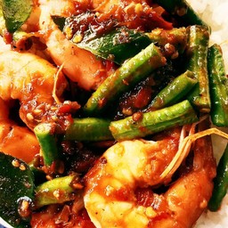 ผัดพริกแกงกลางกุ้ง