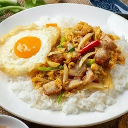 ผัดผงกะหรี่หมูกรอบ ราดข้าว