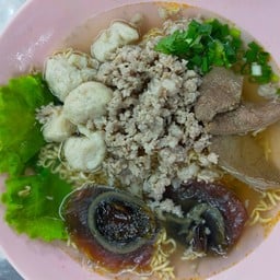 มาม่าต้มยำ + ไข่เยี่ยวม้า