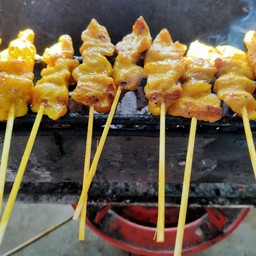 เต๊ะ-สลัด หมูสะเต๊ะ ผัดกะเพราพริกแห้ง และสลัดผักไฮโดรสดจากสวน 🥗