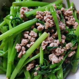 ผัดผักบุ้งหมูสับราดข้าว