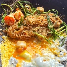 หมี่กระเฉด คั่วไก่ สุกี้
