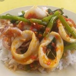 ผัดพริกแกงผักบุ้งทะเลราดข้าว