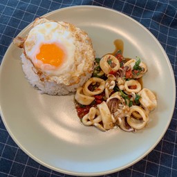 กะเพราปลาหมึก+ไข่ไก่ดาว