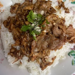 ข้าวหมูกะเทียม