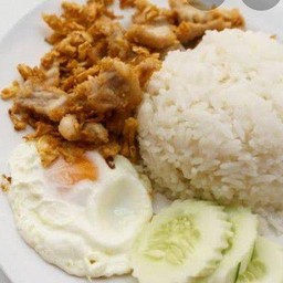 หมูกระเทียมราดข้าว + ไข่ดาว