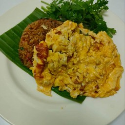 ข้าวกระเพราคลุกไข่ข้น
