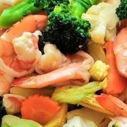 ผัดผักรวมกุ้งราดข้าว