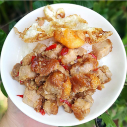 ข้าวหมูกรอบผัดพริกกระเทียม