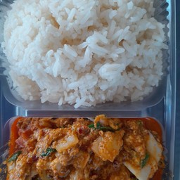 ผัดผงกระหรี่ทะเลราดข้าว