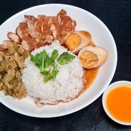 ข้าวไก่พะโล้ บะหมี่ไก่พะโล้ ตั๊กม้อ เพชรเกษม 63