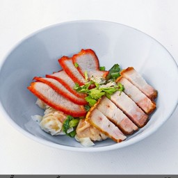 เกี๊ยวหมูแดงหมูกรอบ