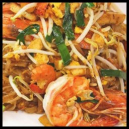 ผัดไทยกุ้ง หมึก