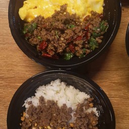 ข้าวเนื้อบดโคขุนกระเทียมพริกไทย 1, ข้าวกะเพราเนื้อบดโคขุน ไข่ข้น 1