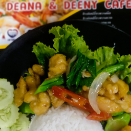 ข้าวคะน้าไก่กรอบ