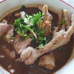 ครัวซองต์ก๋วยเตี๋ยวเรือกลางทุ่ง