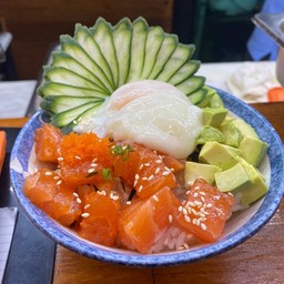 ข้าวแซลมอนอโวคาโด้