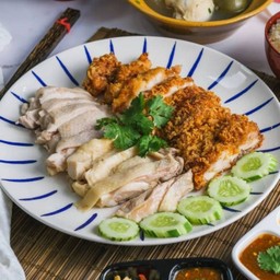 ไก่สับ 2 เกลอ ( ไก่ต้ม + ไก่ทอด ) เป็นกับข้าว