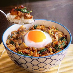 ข้าวกะเพราหมูชาชูไข่ออนเซ็น (Stir Fried Chashu Pork And Basil With Rice + Onsen Egg)