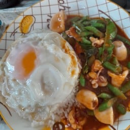 พริกแกงปลาหมึกราดข้าว