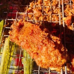 ไก่ทอด สุดารัตน์ ห้าแยกน้ำกระจาย