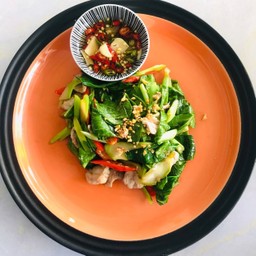 ผัดคะน้าหมูชิ้นพริกสดราดข้าว