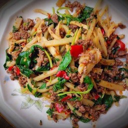 กระเพราหน่อไม้ดอง(เปรี้ยว)หมูสับ