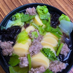 แกงจืดสาหร่ายเต้าหู้ไข่หมูสับ