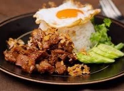 ข้าวไก่ทอดกระเทียม   พร้อม ไข่ดาว