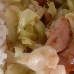 ผัดกะหล่ำปลีราดข้าว