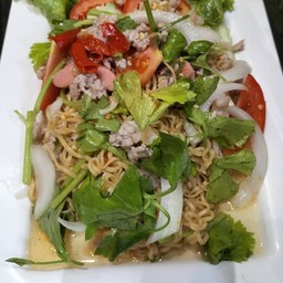 ยำมาม่าหมูสับไส้กรอก