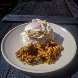 กะเพราไก่ ราดข้าว