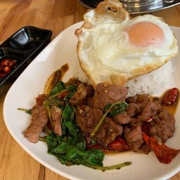 กะเพราน่องลาย+ไข่ดาว