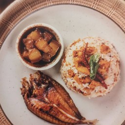 ข้าวคลุกน้ำพริกหมูกระจก