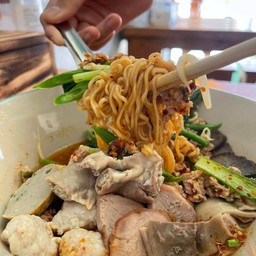 พี่หนึ่ง ก๋วยเตี๋ยวต้มยำเครื่องใน หมูย่าง