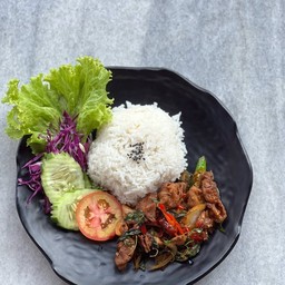 ข้าวกระเพราเนื้อโคขุนสไลด์ แถมฟรี ไข่ดาว