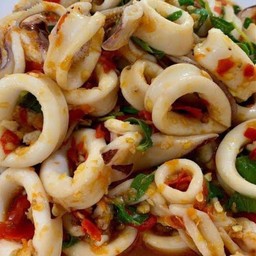 ผัดกะเพราปลาหมึก(กับข้าว)