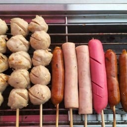 ลูกชิ้นย่างหน้าบ้าน หลังวัดหงอนไก่