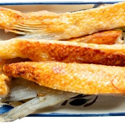 ครีบปลาแซลมอนย่างเกลือ