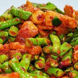ผัดพริกแกงหมูถั่วฝักยาว ราดข้าว