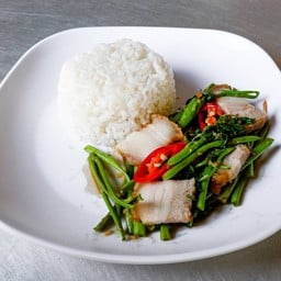 ผัดผักบุ้งราดข้าว