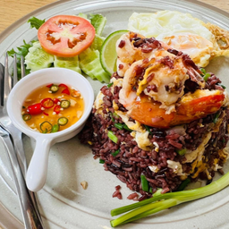 ข้าวไรซ์เบอร์รี่ผัด (มีไข่ดาวให้)