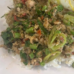 ผัดกะเพราหมูสับวุ่นเส้น ราดข้าว