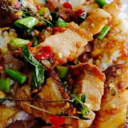ผัดกะเพราหมูกรอบ(กับข้าว)